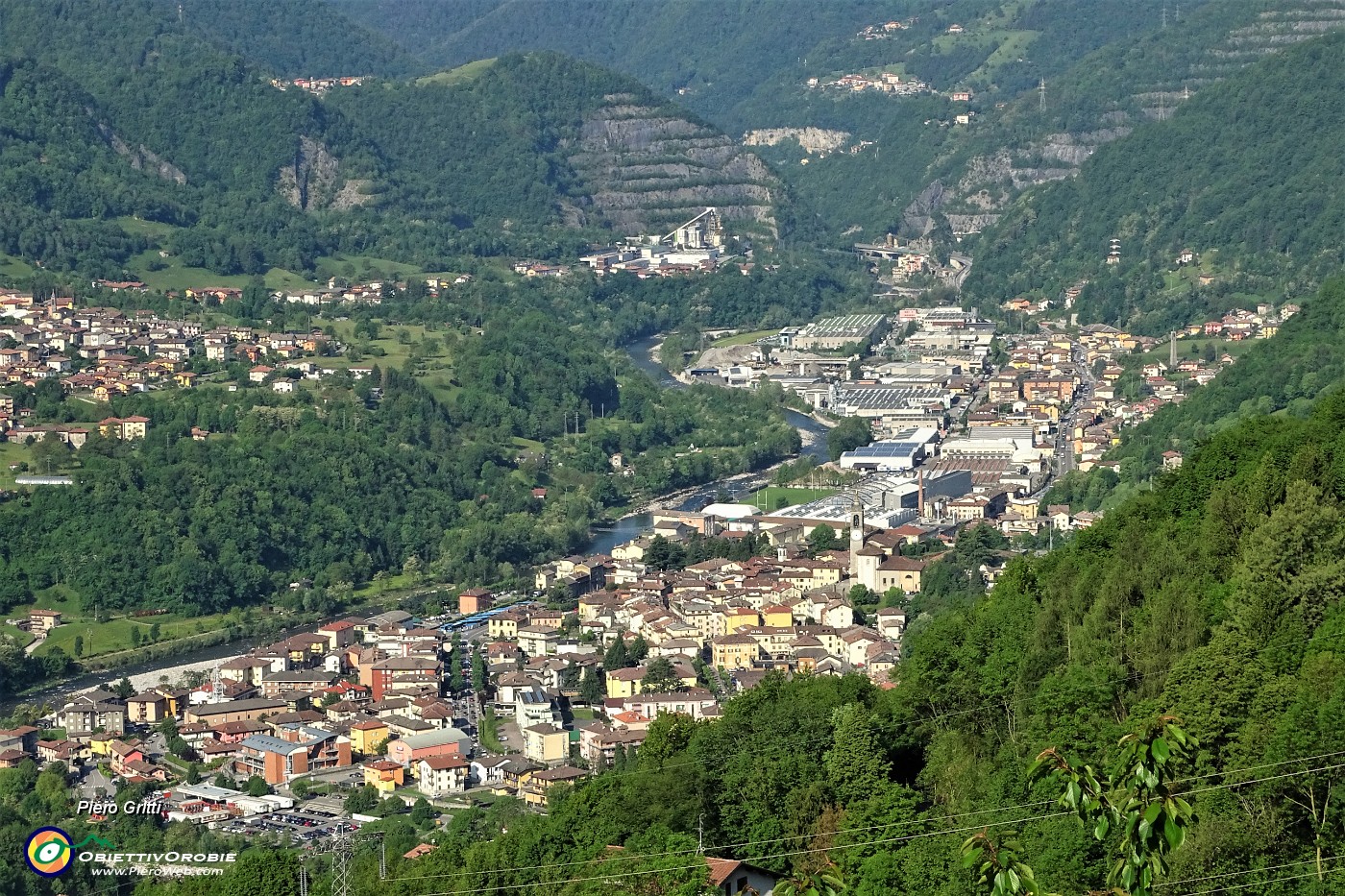 48 Vista panoramica su Zogno centro.JPG